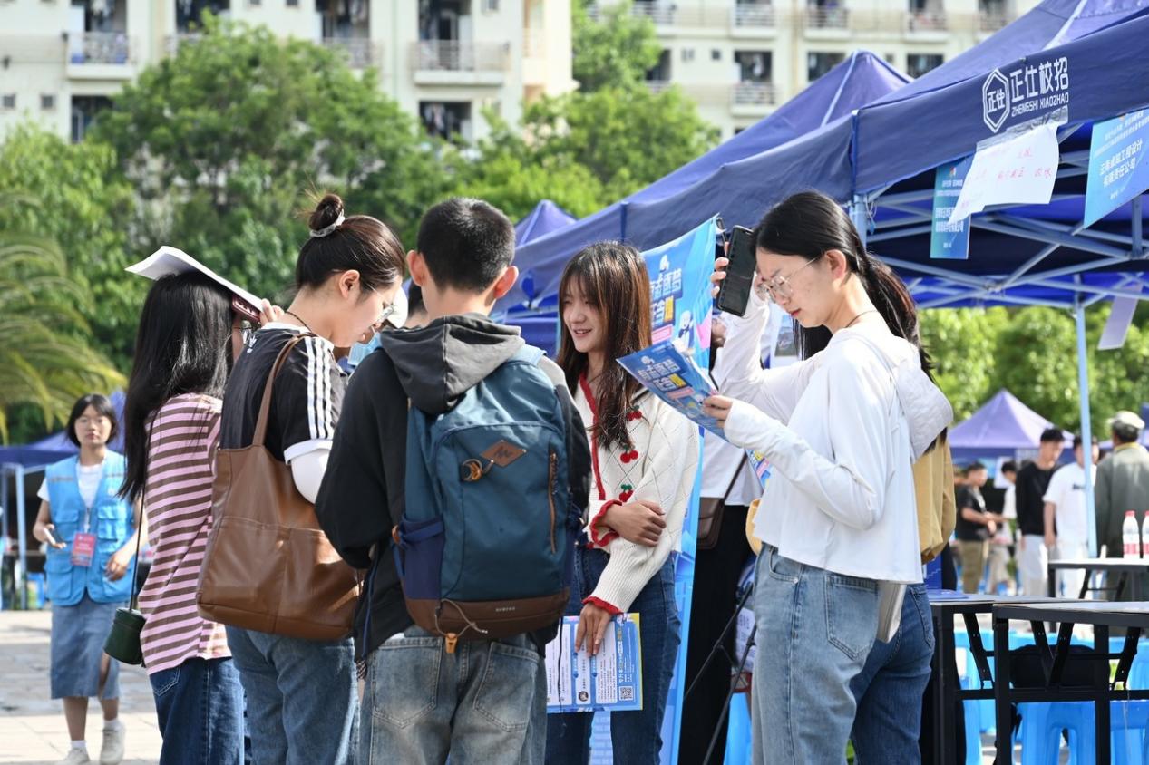 教育部舉辦全國(guó)教育系統(tǒng)2025屆高校畢業(yè)生招聘活動(dòng) 預(yù)計(jì)提供崗位超18萬個(gè)